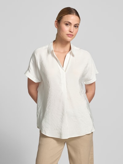 Vrouwenmodel draagt Relaxed Fit Bluse aus Modal-Mix mit V-Ausschnitt van Betty Barclay, dames blouse in wit met overhemdkraag, ruglengte maat 36: 64 cm, modalmix, ganzkörperansicht van voren.
