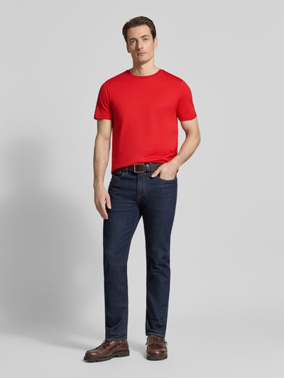 Męski model nosi T-Shirt mit Rundhalsausschnitt od Christian Berg Men z czystej bawełny, krój regular fit, długość pleców 70 cm, pełny widok z przodu.