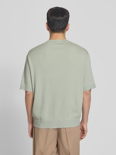 Männermodel trägt Regular Fit T-Shirt aus reiner Bio-Baumwolle Modell 'MATTIS' von SELECTED HOMME, efekt: jednolity kolor, krój regular fit, okrągły dekolt, krótki rękaw, prążkowane wykończenie, bawełna ekologiczna, Ganzkörperansicht Rückansicht