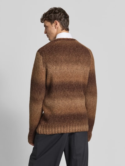 Männermodel trägt Pullover aus Woll-Mix von Forét in Brauntönen, gerader Schnitt, Rundhalsausschnitt, Rückenansicht, Ganzkörperansicht Rückansicht.