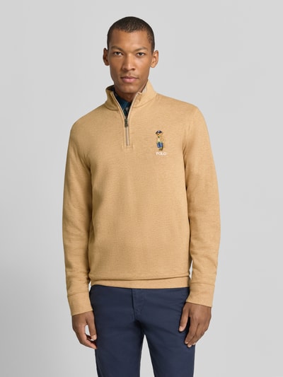 Męski model nosi beżowy Regular Fit Pullover aus Baumwoll-Mix mit Viskose-Anteil mit Polo-Bear-Stitching von Polo Ralph Lauren, z przodu ujęcie całej sylwetki, kontekst: męski sweter Polo Ralph Lauren