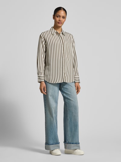 Frauenmodel trägt Relaxed Fit Hemdbluse aus Viskose-Mix von comma, gestreiftes Design, Knopfleiste, lange Ärmel, Ganzkörperansicht von vorne.