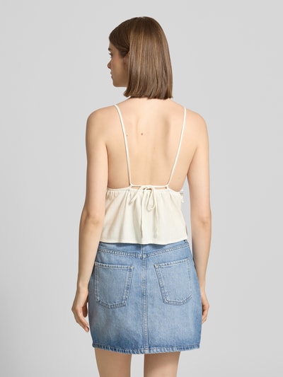 Vrouwenmodel draagt Regular Fit Trägertop uit mix van viscose en linnen model 'SIESTA' van Only, effen kleuren en spaghettibandjes, uitlopend, tweekleurige look, materiaalverwerking gevlamd garen, zonder motief, hartvormige hals, rompzoom, rugaanzicht volledige lengte.