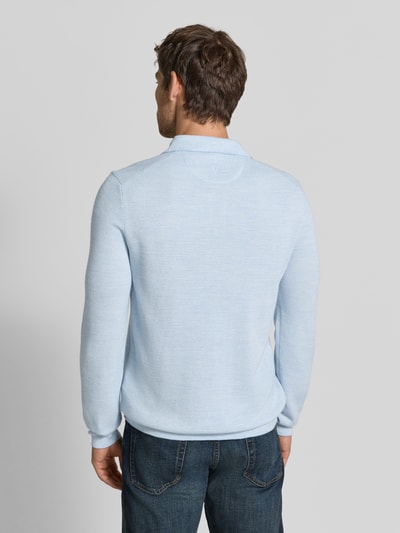 Mężczyzna nosi Regular Fit Poloshirt mit Woll-Anteil od Polo Ralph Lauren w jasnoniebieskim kolorze, tekstura dzianinowa, całkowity widok z tyłu.
