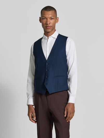 Männermodel trägt Weste mit V-Ausschnitt und Paspeltaschen von HECHTER PARIS aus reiner Baumwolle, Regular Fit, Ganzkörperansicht von vorne.