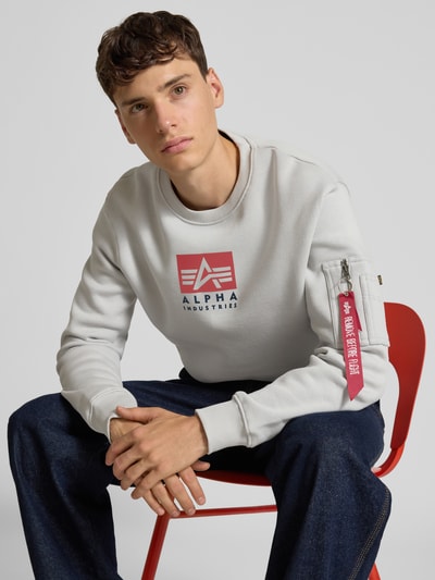 Alpha Industries Sweatshirt mit Reißverschlusstasche am Ärmel Hellgrau 3
