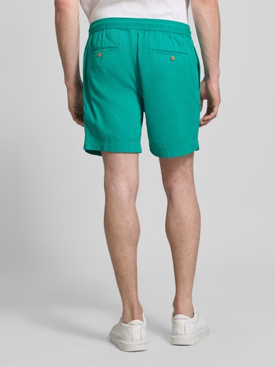 Männermodel trägt Regular Fit Shorts mit elastischem Bund Modell 'SUNFADED' von Gant in Türkis, reine Baumwolle, Rückansicht Ganzkörperansicht.