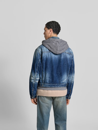 Männermodel trägt Jeansjacke mit Kapuze von Dsquared2 aus elastischem Baumwoll-Mix im Regular-Fit, Rückenansicht, Rückenlänge 61 cm
