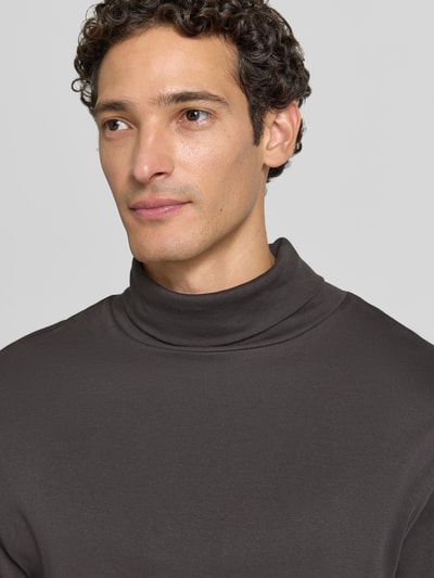 Männermodel trägt Regular Fit Longsleeve aus reiner Baumwolle mit Rollkragen von Christian Berg Men, glatte Struktur, Nahaufnahme Oberkörper.