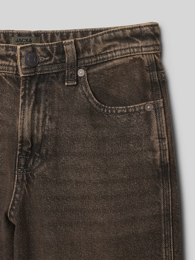 Productfoto, Baggy Fit Jeans in 5-pocketdesign model 'ALEX' van Jack & Jones, pure katoen, knoop- en ritssluiting, donkerbruine wassing, maatinfo 140: taillewijdte 35 cm, binnenbeenlengte 61 cm