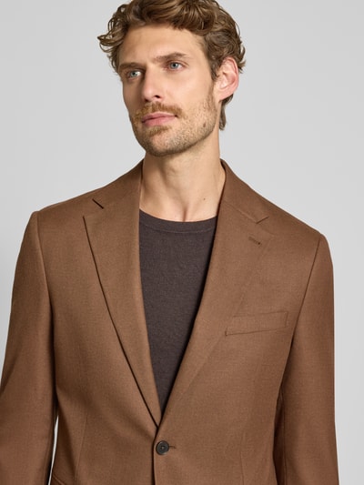 Męski model nosi Regular Fit Sakko mit Viskose-Anteil von MCNEAL, elastyczna mieszanka materiałów, Kołnierz z połami, Listwa z 2 guzikami, Kieszenie z patką, kolor brązowy, powierzchnia gładka, Nahaufnahme Oberkörper.