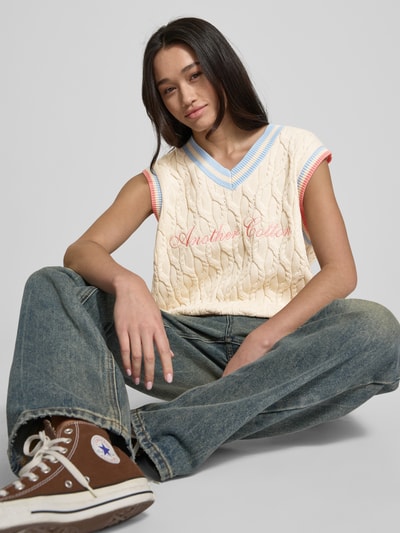 ANOTHER COTTON LAB Bezrękawnik z dzianiny z wyhaftowanym logo Złamany biały 3