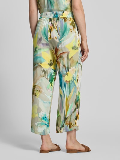 Frauenmodel trägt Stoffhose aus Viskose im Allover-Look von Betty Barclay, Reine Viskose, Verkürzte Passform, Elastischer Bund, Ganzkörperansicht Rückansicht.