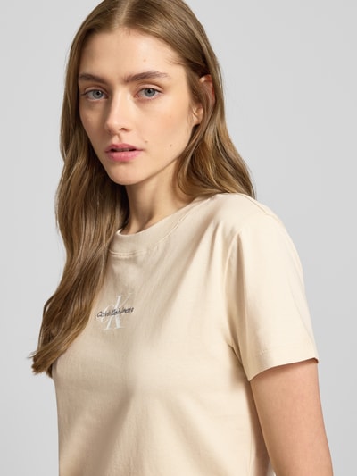 Calvin Klein Jeans T-shirt z wyhaftowanym logo i okrągłym dekoltem Beżowy 3