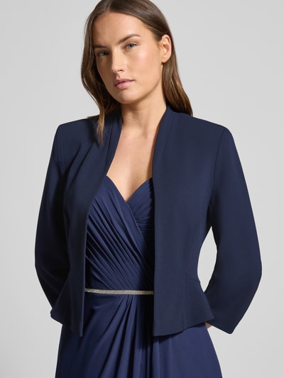 Frauenmodel trägt Bolero mit 3/4-Ärmel von Swing in Dunkelblau, Material-Mix mit Stretch, Regular Fit, Nahaufnahme Oberkörper.