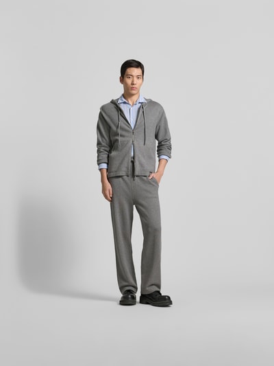 Männermodel trägt graue Sweatjacke mit Kaschmir-Anteil von Officine Générale, Baumwoll-Mix, Regular Fit, Ganzkörperansicht von vorne.