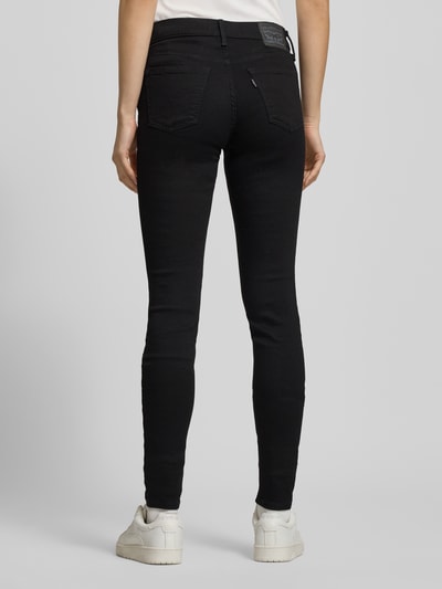 Frauenmodel trägt Skinny Fit Jeans mit 5-Pocket-Design von Levi's®, Baumwoll-Mix, schwarz, glatte Textur, Ganzkörperansicht Rückansicht.