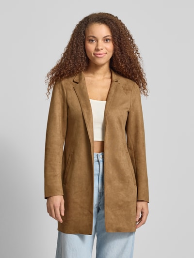 Frauenmodel trägt Regular Fit Jacke in Lederoptik Modell 'SOHO' von ONLY, Optik: Unifarben, Reverskragen, Langarm, Ganzkörperansicht von vorne.