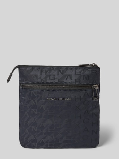 Produktfoto, Handtasche mit Logo-Muster und Label-Applikation von Armani Exchange, dunkle Farben, Außenfach mit Reißverschluss, Schulterriemen, Maße 21x23x2 cm, Länge Schulterriemen 102 cm, Hauptfach mit Reißverschluss.
