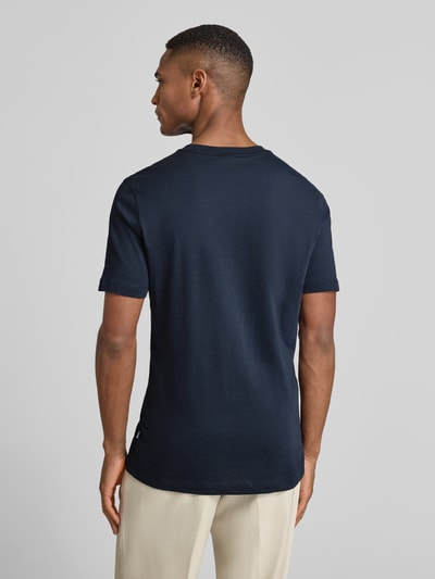 Männermodel trägt T-Shirt aus Baumwolle Modell 'Thompson' van BOSS, donkerblauw, rechte pasvorm, rugaanzicht, detail van de achterkant.