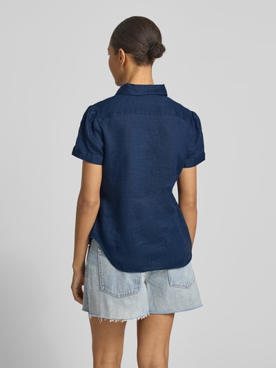 Frauenmodel trägt Regular Fit Leinenbluse aus reinem Leinen von Polo Ralph Lauren, Optik: Unifarben, Ganzkörperansicht Rückansicht.