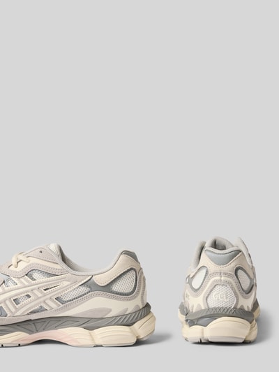 Produktfoto, Sneaker aus Leder-Mix von ASICS TIGER in Beige und Grau, strukturierte Sohle, Label-Details sichtbar, neutraler Hintergrund