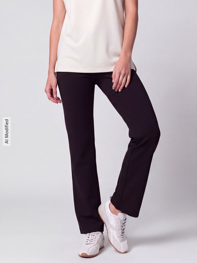 Vrouwenmodel draagt zwarte Weite Hose aus Viskose-Mix Modell 'Jenny' van TONI, Dames Weite Hose, detailopname benen, KI-modificeerd beeld