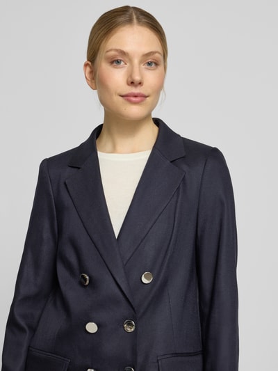 Frauenmodel trägt Regular Fit Blazer mit Pattentaschen von comma, dunkelblau, Lyocell-Mix, Zweireiher, Reverskragen, Nahaufnahme Oberkörper.