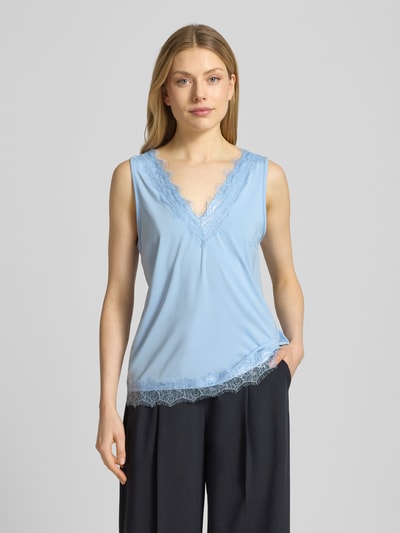 Vrouwenmodel draagt Regular Fit Top met kanten details model 'Bicco' van FREE/QUENT, elastische materiaalmix, dames top, mouwloos, V-hals, blauwe kleur, gladde structuur, ruglengte maat S: 40 cm, vooraanzicht bovenlichaam.