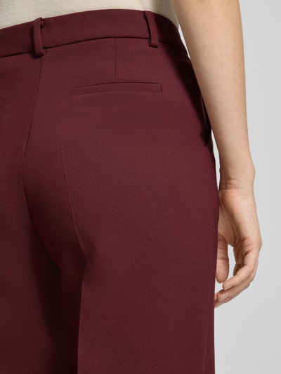 Vrouwenmodel draagt Hose mit Bügelfalten und Eingrifftaschen van MORE met viscose, regular fit, persplooien, steekzakken, detailopname