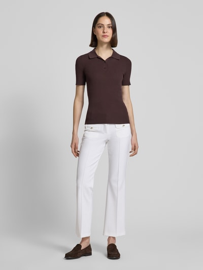 Frauenmodel trägt Flared Fit HOSE mit Viskose-Anteil Modell 'FARAH' von Cambio, Optik: Unifarben, Passform: Flared, Mid Waist, Cropped, Label-Patch, Gürtelschlaufen, Verschluss: Knopf und verdeckter Reißverschluss, Ganzkörperansicht von vorne.