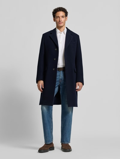 Męski model nosi Regular Fit płaszcz z mieszanki wełny od Polo Ralph Lauren, granatowy kolor, gładka tekstura, pełny widok z przodu.