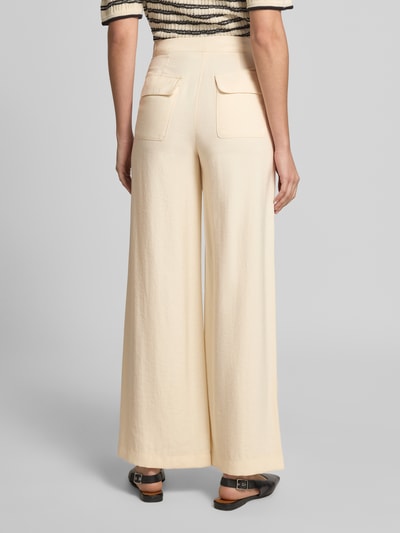 Frauenmodel trägt Wide Leg Hose aus Modal-Mix von Jake*s Casual in Creme mit Gesäßtaschen und Knopf, Ganzkörperansicht Rückansicht. Bundweite bei Größe 36: 35 cm, Innenbeinlänge: 79 cm.