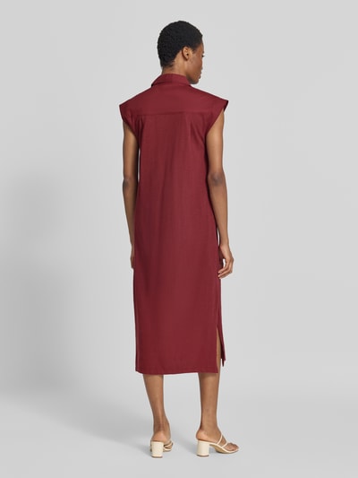 Frauenmodel trägt Gerades Freizeitkleid aus reiner Baumwolle von s.Oliver RED LABEL in Dunkelrot, glatte Textur, Ganzkörperansicht Rückansicht.