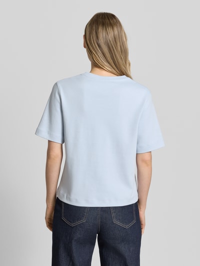 Frauenmodel trägt Damen T-Shirt mit Logo-Stitching Modell 'SVEHA' von Oui aus reiner Baumwolle, Gerader-Schnitt, Rückansicht, Rückenlänge 55 cm bei Größe 36.