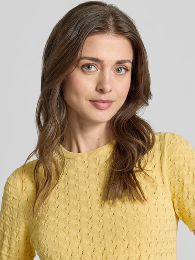 Frauenmodel trägt Strickshirt aus Viskose-Mix mit Rundhalsausschnitt von Jake*s Collection in Gelb mit Strukturmuster, Nahaufnahme Oberkörper.