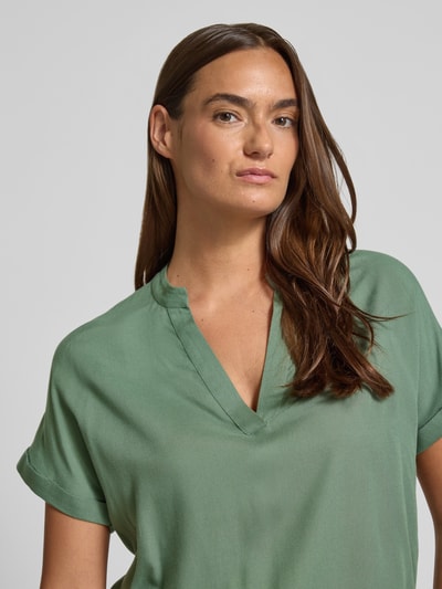 Frauenmodel trägt Relaxed Fit Blusenshirt aus reiner Viskose Modell 'BEAUTY' von Vero Moda in Grün, unifarben, Nahaufnahme Oberkörper.