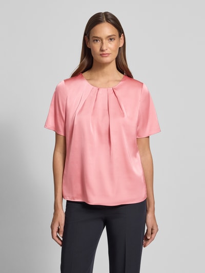 Frauenmodel trägt Regular Fit Bluse mit Rundhalsausschnitt und 1/2-Arm von Christian Berg Woman Selection, rosa, Material-Mix, Ganzkörperansicht von vorne.