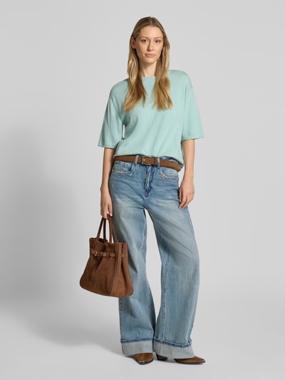 Vrouwenmodel draagt Oversized pullover uit mix van katoen en kasjmier van Tom Tailor, look: effen, pasvorm: oversized, ronde hals, korte mouw, rolzoom, knitwear, mix van katoen en kasjmier. Ganzlichaamsvooraanzicht.