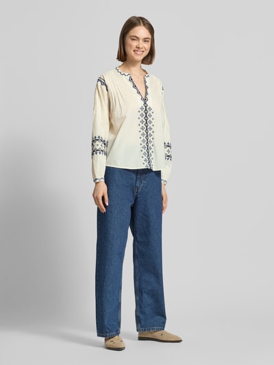 Frauenmodel trägt Cropped Tunika aus reiner Baumwolle Modell 'BERNIS' von Pepe Jeans, Optik: Unifarben, Regular-Fit, Tunika-Kragen, Stickerei in Kontrastfarbe, Ballonärmel, schmale Manschette, Detailaufnahme Ganzkörperansicht von vorne.