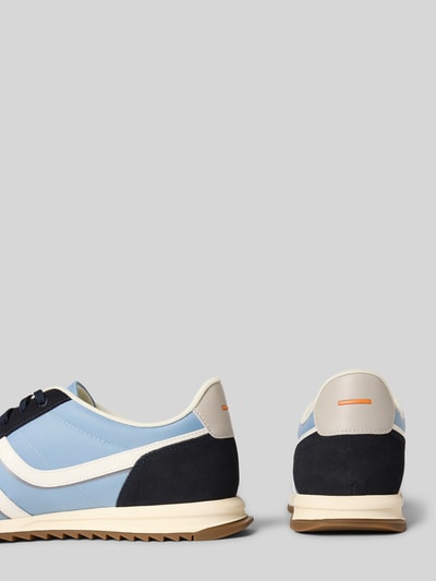Produktfoto, Low Top Sneaker mit Lederoptik-Details Modell 'ZAYN_LOWP_NYMI' von BOSS Orange in mehrfarbiger Optik, abgerundete Schuhspitze, flacher Absatz, Label Print, Schnürung und profilierte Sohle auf hellem Hintergrund.