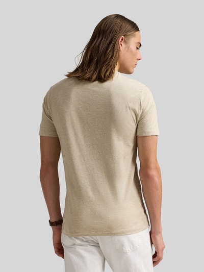 Männermodel trägt Regular Fit T-Shirt aus reiner Baumwolle von Polo Ralph Lauren in Beige, unifarben, kurzarm, Jersey-Stoff, Ganzkörperansicht Rückansicht.