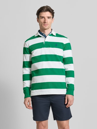 Männermodel trägt Regular Fit Sweatshirt aus reiner Baumwolle Modell 'LS RUGBY M3' von Polo Ralph Lauren, grün-weiß gestreift, mit Logo, Polokragen und langen Ärmeln, Oxford-Textur, Ganzkörperansicht von vorne.