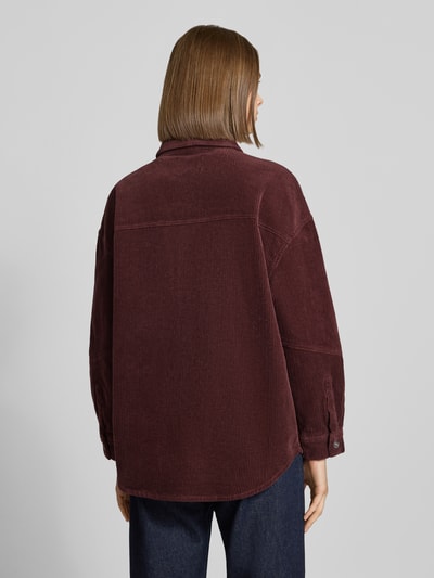 Frauenmodel trägt Loose Fit Hemdjacke aus reiner Baumwolle Modell 'TIGGY' von ONLY in unifarbenem Cord, Ganzkörperansicht Rückansicht.