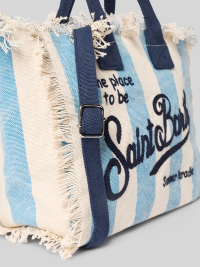 Productfoto, Handtasche met labelprint en franjes model 'COLETTE' van MC2 Saint Barth van puur katoen met hoofdvak met ritssluiting, draagband, breedte 28 cm, lengte 23 cm, diepte 14 cm, schouderbandlengte 117 cm, blauwe en witte strepen, grove stoftextuur, zichtbare franjes, metalen gesp.