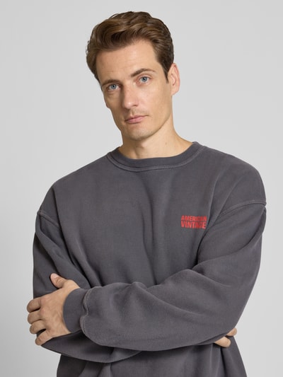 American Vintage Sweatshirt mit Label-Stitching Modell 'PLIZZY' Mittelgrau 3