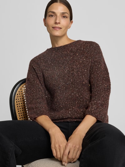 Frauenmodel trägt Regular Fit Pullover in Strick-Optik von Rich & Royal, dunkle melierte Farben, U-Boot-Ausschnitt, 3/4-Arm, Nahaufnahme Oberkörper, Rückenlänge 57 cm, Ärmellänge 44 cm.