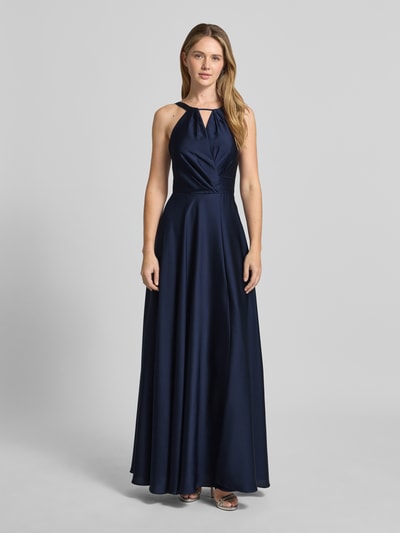 Frauenmodel trägt Abendkleid mit rückseitiger Schnürung von Hey Kyla aus dunkelblauem Satin, taillierter Schnitt, Maxikleid; Ganzkörperansicht von vorne.
