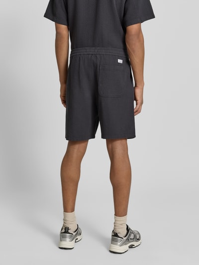 Männermodel trägt Regular Fit Sweatshorts aus reiner Baumwolle von Marc O'Polo Denim, Optik: Unifarben, Piqué, Ganzkörperansicht Rückansicht.