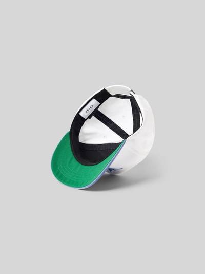 Produktfoto, Basecap aus reiner Baumwolle von RHUDE in Weiß mit grünem Schirm, Label-Stitching, Steppnähte, verstellbarer Riegel auf der Rückseite